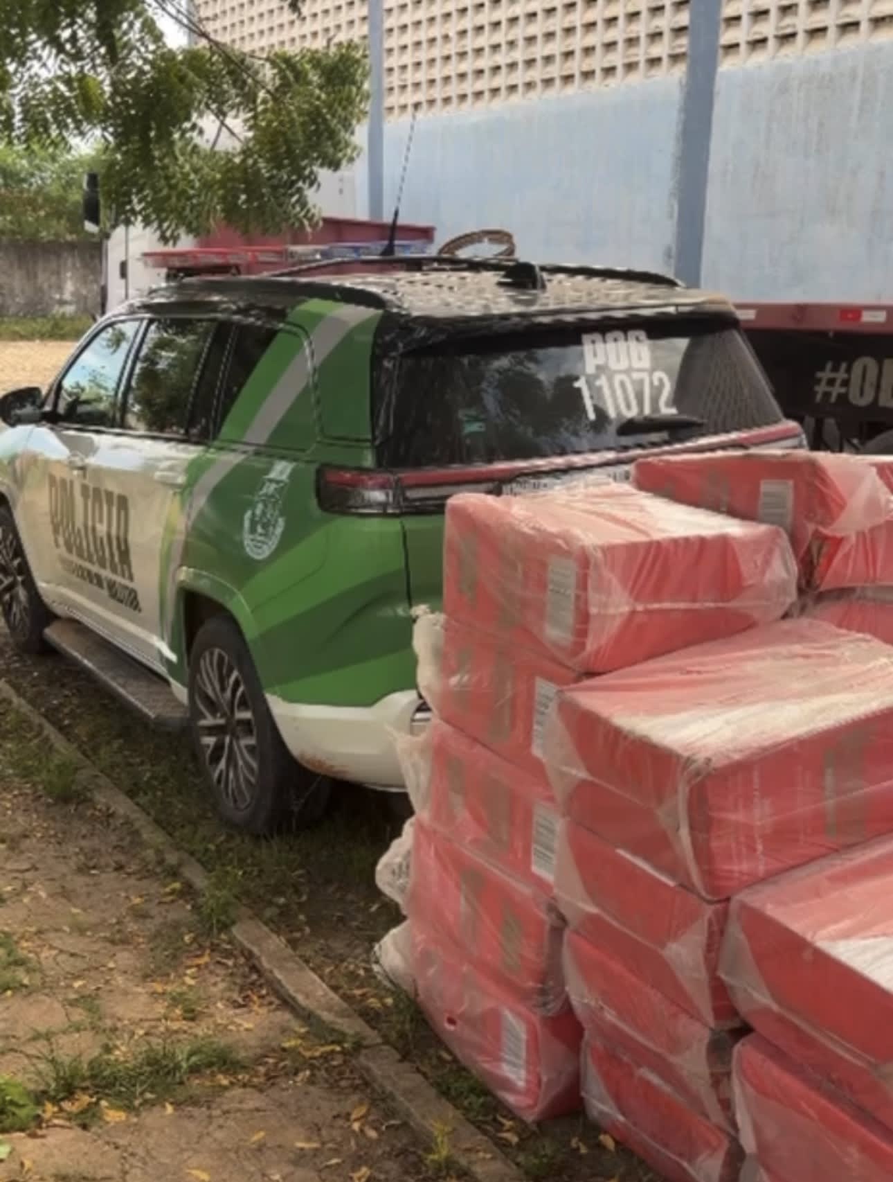 PMCE apreende mais de 2,7 mil maços de cigarros e prende suspeito por descaminho em Tabuleiro do Norte