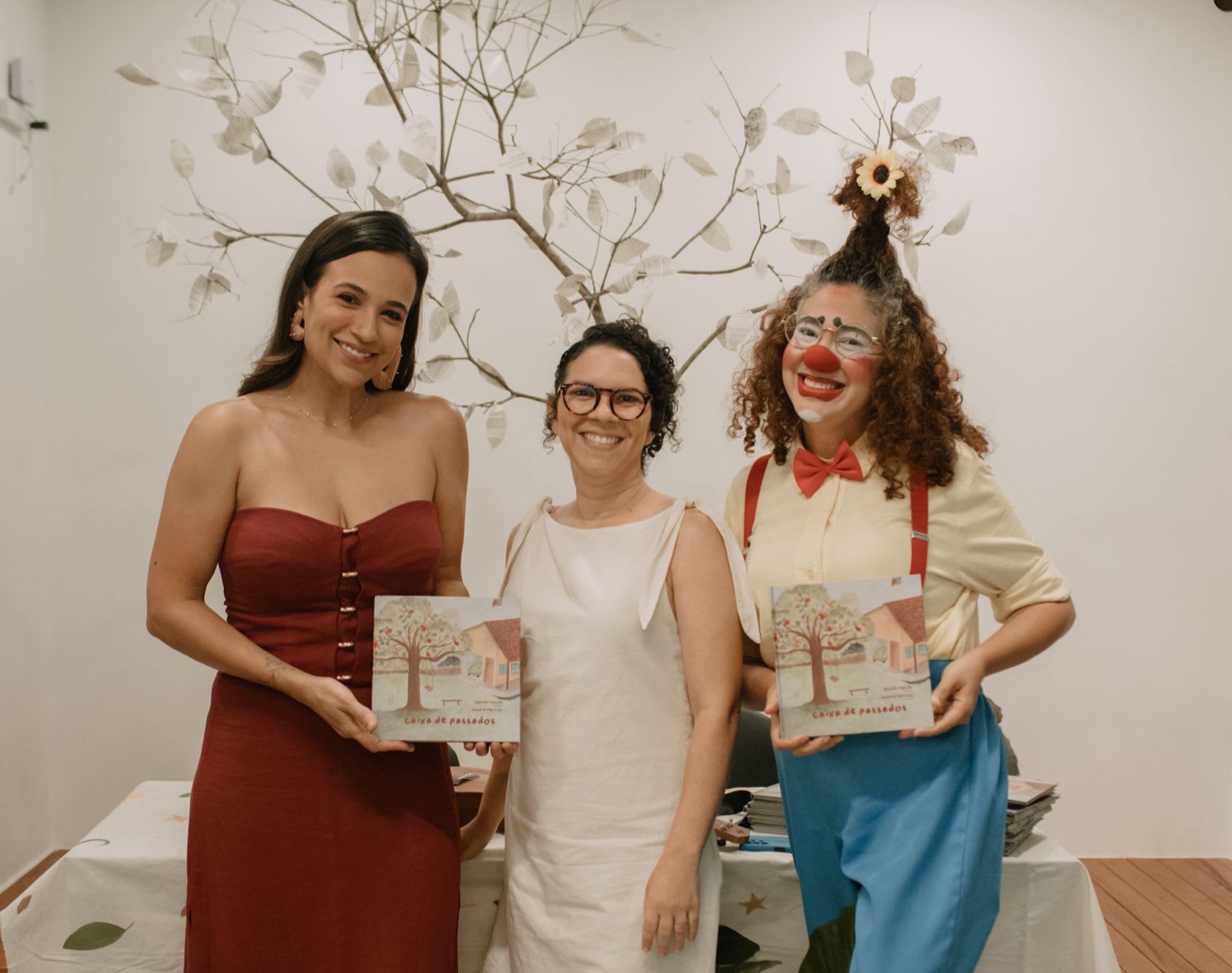 Livro inspirado em memórias de Russas transforma fotografias e afetos em poesia