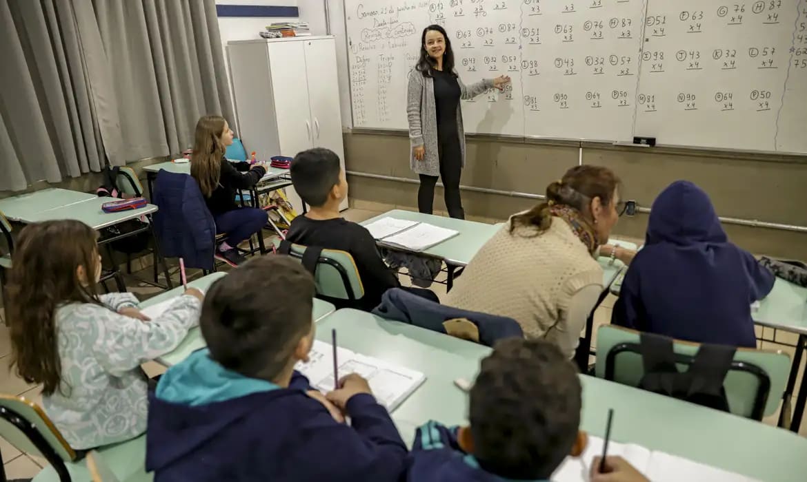 Senado aprova piso de R$ 5.130 para professores da educação básica