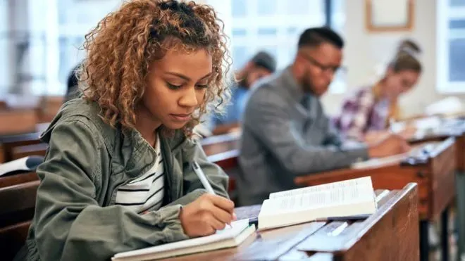 Mulheres negras seguem com piores indicadores de emprego e renda no Brasil