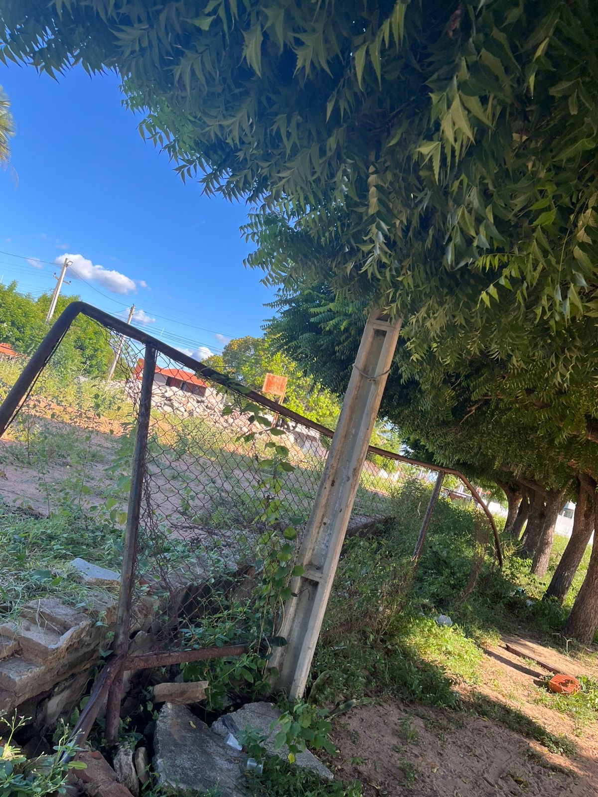 “Era melhor ter deixado como estava”: moradores reclamam de quadra abandonada no Mutirão Novo