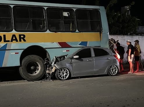 Carro parte ao meio em grave acidente em Aracati; motorista é transferido em estado crítico para Fortaleza