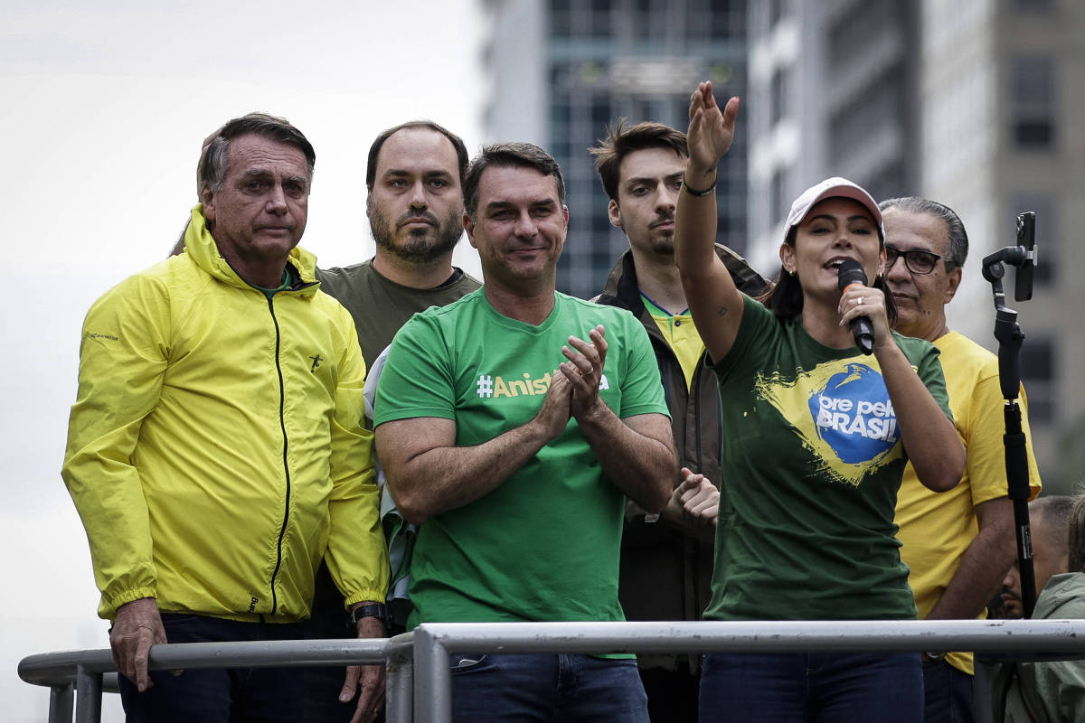 Michelle mantém distância de Flávio Bolsonaro e aliados já admitem ausência na campanha presidencial