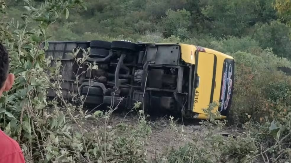 Romaria termina em tragédia: ônibus tomba e deixa dois mortos e dezenas de feridos no Ceará