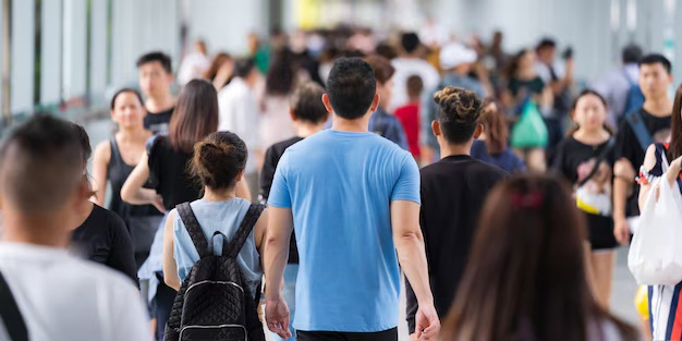 Brasil reduz pobreza e melhora renda, mas desigualdades persistem