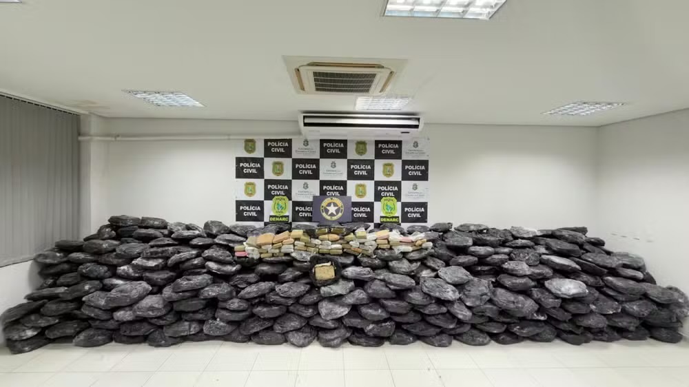 Polícia apreende cerca de 700 kg de skunk escondidos em materiais para reciclagem em Fortaleza