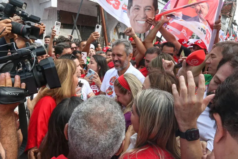 Elmano inicia campanha à reeleição com caminhada no Pirambu ao lado de Cid e Luizianne