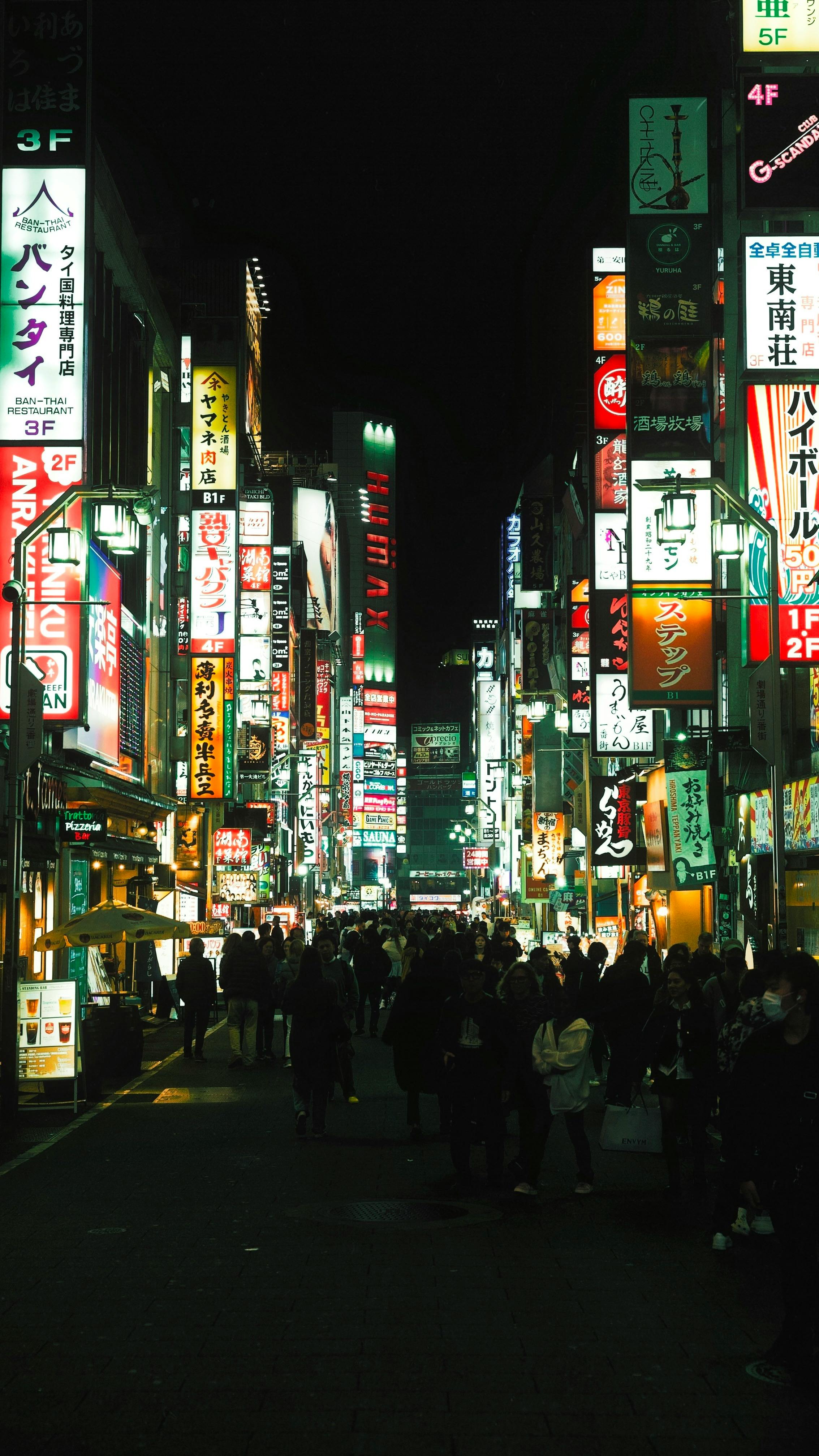 اليابان: رحلة بين ناطحات السحاب وأشجار الكرز 🇯🇵