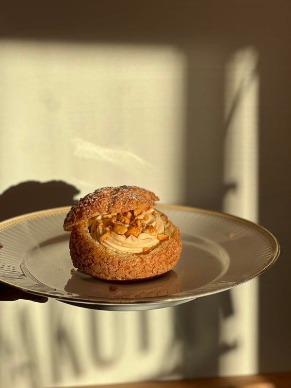 Ptyś z praliną orzechową