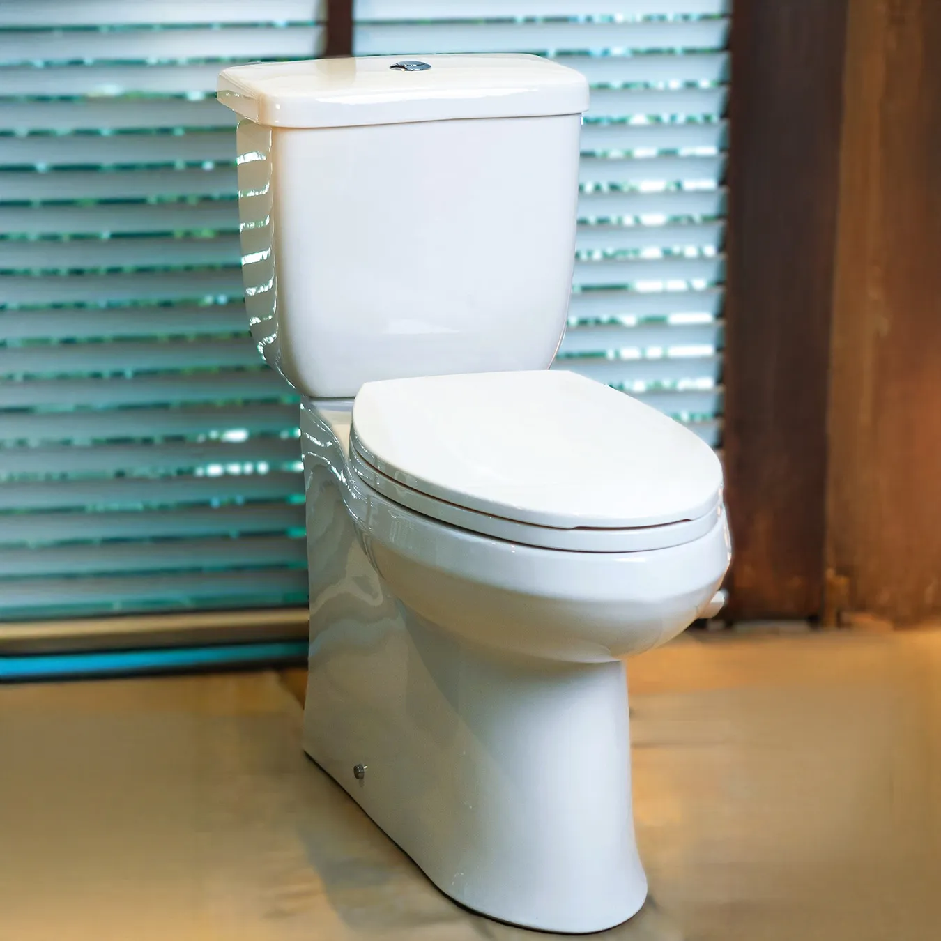 Banheiro Biscayne em um banheiro moderno e bem iluminado