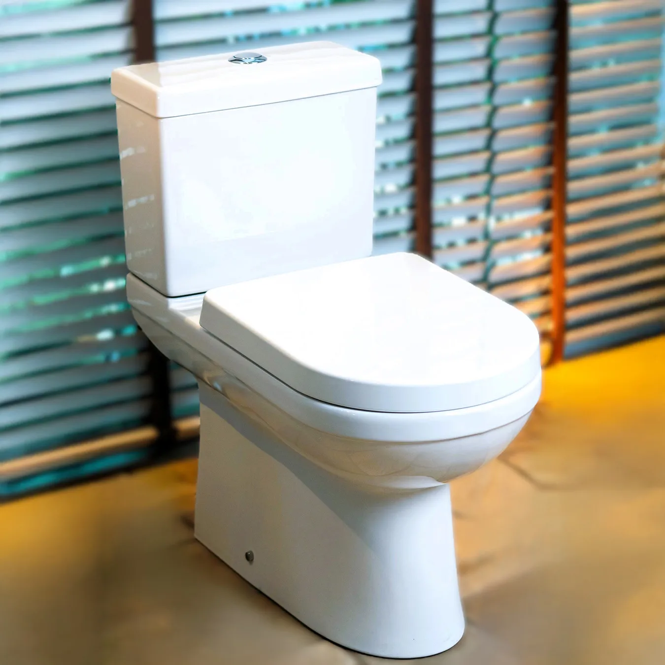 Banheiro Miami em um banheiro moderno e bem iluminado.