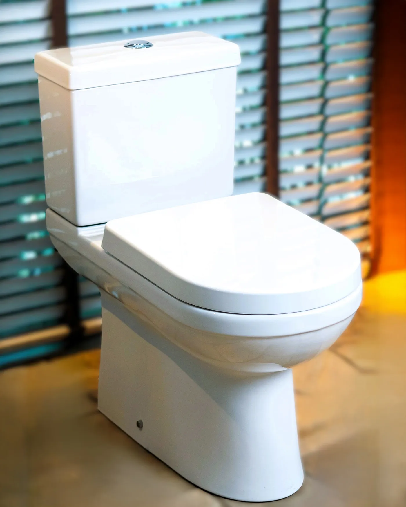 Banheiro Miami em um banheiro moderno e bem iluminado