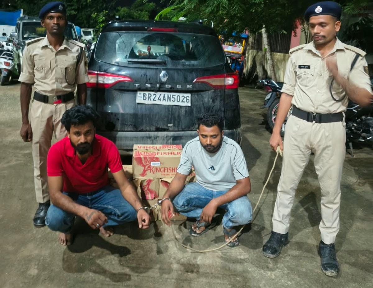 ट्राइबर कार से 120 बोतल किंगफिशर शराब बरामद, दो गिरफ्तार