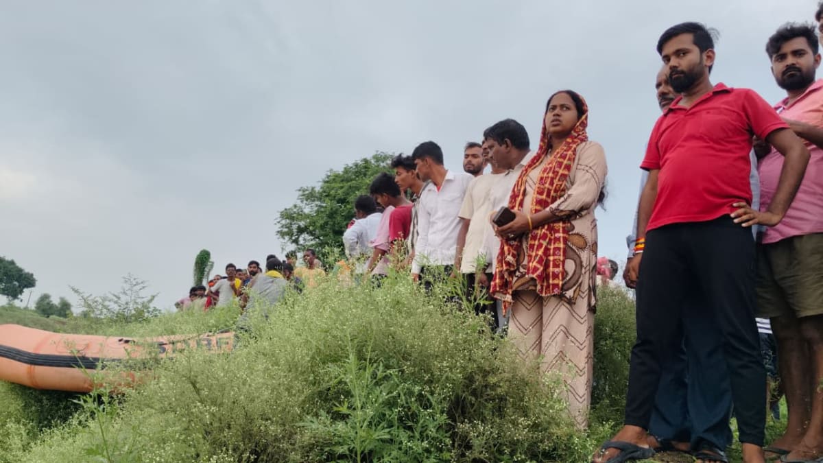 गुप्ता धाम जाने के दौरान नहर में गिरी बाइक, बाप-बेटी लापता