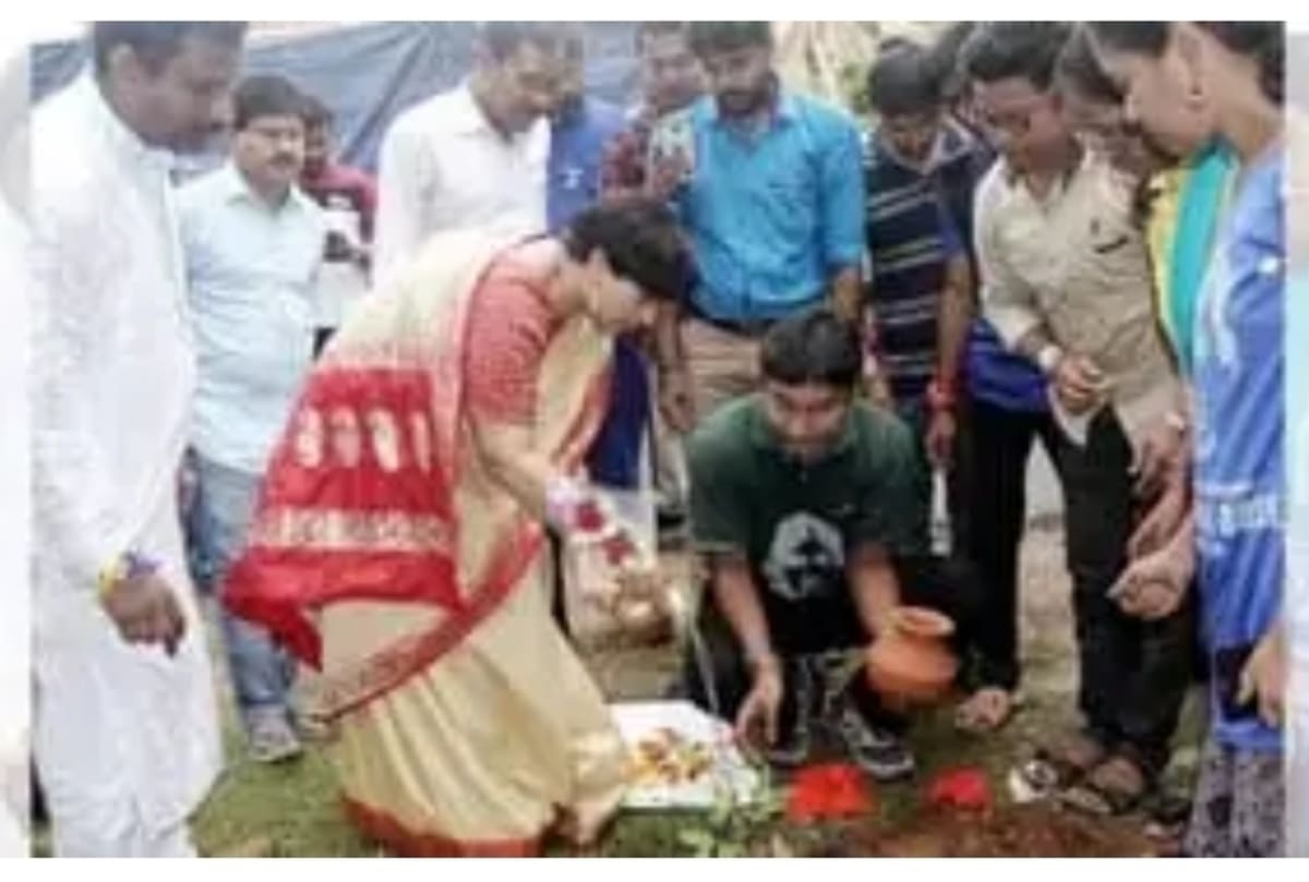 खुदीराम बोस की जन्मभूमि की माटी और बूढ़ी गंडक के जल से बंगाल में रोपे जा रहे पौधे