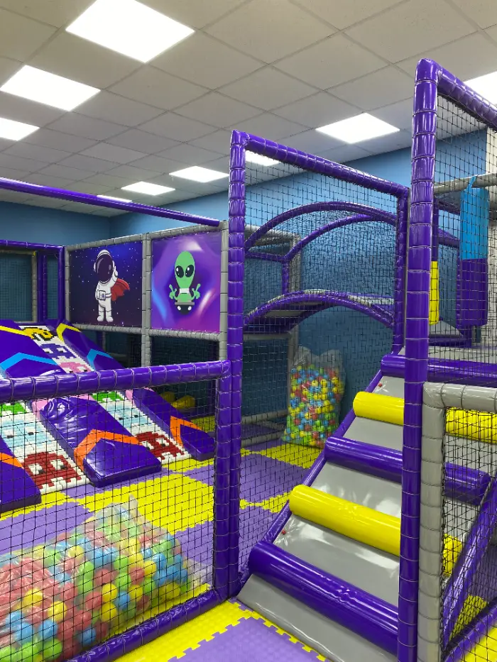 Grande aire de jeux douce avec des fonds violets et jaunes vibrants, le logo Softplay Turkey et un tableau des règles du terrain de jeu.