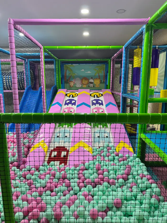 Rengarenk kaydıraklar, top havuzu ve tırmanma alanlarıyla dolu, çocukların güvenle eğleneceği modern bir soft play alanı.