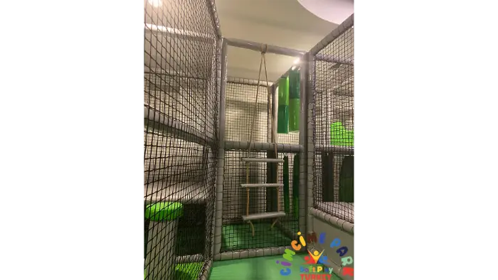 Rubi Platinium Otel için tasarladığımız, gri ve yeşil temalı, bulut desenli tavanı olan çok katmanlı kapalı soft play alanı.
