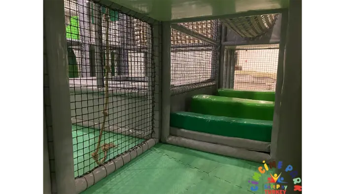 Rubi Platinium Otel için tasarladığımız, gri ve yeşil temalı, bulut desenli tavanı olan çok katmanlı kapalı soft play alanı.