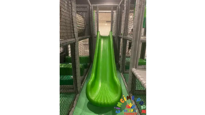 Rubi Platinium Otel için tasarladığımız, gri ve yeşil temalı, bulut desenli tavanı olan çok katmanlı kapalı soft play alanı.