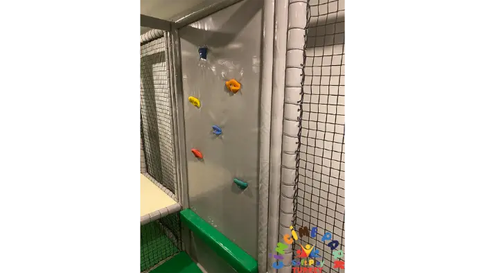 Rubi Platinium Otel için tasarladığımız, gri ve yeşil temalı, bulut desenli tavanı olan çok katmanlı kapalı soft play alanı.