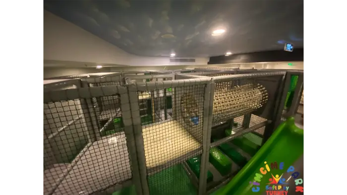 Rubi Platinium Otel için tasarladığımız, gri ve yeşil temalı, bulut desenli tavanı olan çok katmanlı kapalı soft play alanı.