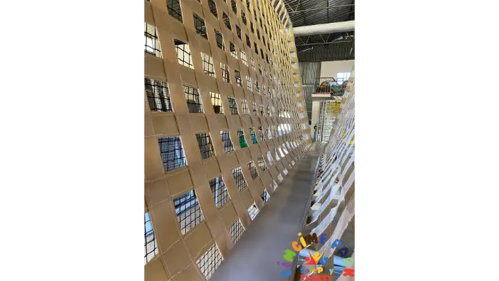 Rubi Platinium Otel için tasarladığımız, gri ve yeşil temalı, bulut desenli tavanı olan çok katmanlı kapalı soft play alanı.