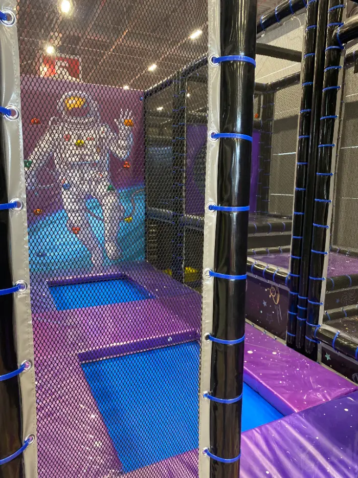 Soft play macerası için tasarlanmış renkli tüneller ve asma köprüler, çocukları fiziksel aktiviteye teşvik eden dinamik oyun elemanları.