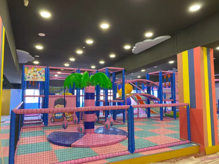Azerbaycan Göyçay'da kurduğumuz pembe ve mavi temalı, çok katlı soft play alanı genel görünümü.