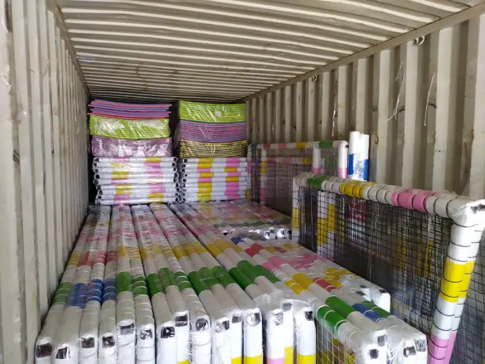 Uluslararası sevkiyat için özenle paketlenmiş renkli soft play oyun alanı bileşenleri dolu konteyner içi.