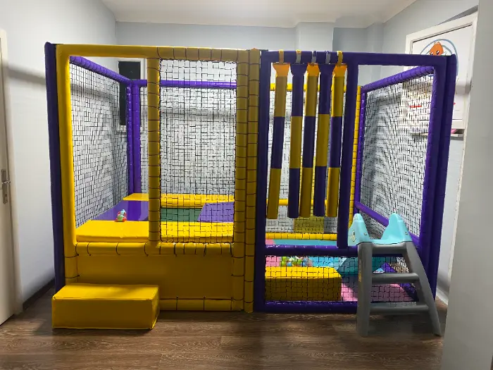 Soft play alanı iç mekan, mor sarı renkli güvenli oyun parkuru, merdivenli çocuk oyun sistemi.