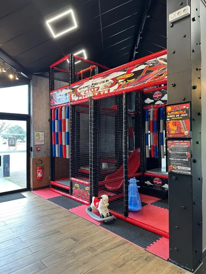 Un cadre photo de notre terrain de jeu, que nous exportons de Turquie en France.