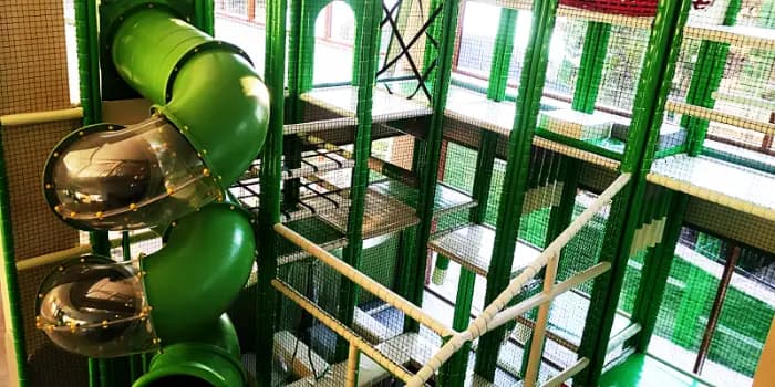 Alanya Utopia World Otel içindeki yeşil ve çok katlı, spiral kaydıraklı soft play alanı.