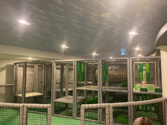 Rubi Platinium Otel için tasarladığımız, gri ve yeşil temalı, bulut desenli tavanı olan çok katmanlı kapalı soft play alanı.
