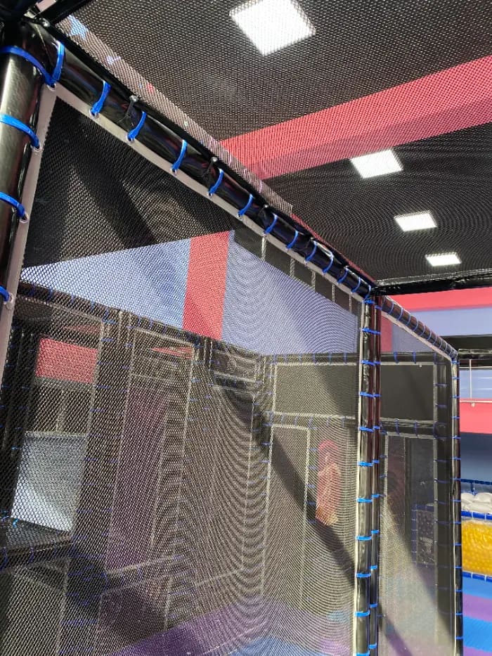 Kayseri Hop Hop Park - EN 1176 standardına uygun parmak geçmez güvenlik ağı ve sünger kaplı çelik profil detayları