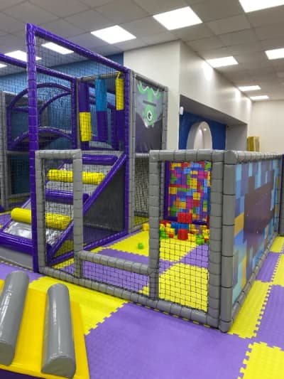 Large soft play area with vibrant purple and yellow backgrounds, Softplay Turkey logo, and a playground rules board.