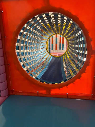 Rengarenk top havuzu, kaydıraklar ve tırmanma alanları içeren, çocuklara özel güvenli bir soft play oyun alanı.