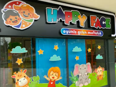 Rengarenk top havuzu, kaydıraklar ve tırmanma alanları içeren, çocuklara özel güvenli bir soft play oyun alanı.
