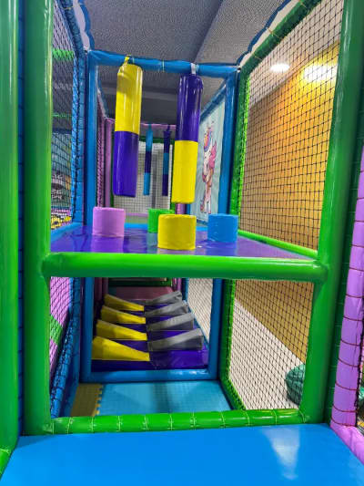 Une aire de jeux moderne pleine de toboggans colorés, de piscine à balles et d'aires d'escalade où les enfants peuvent s'amuser en toute sécurité.