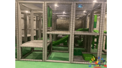 Çocuklar için güvenli ve eğlenceli, yeşil kaydırak ve tırmanma elemanları içeren gri ve yeşil soft play alanı detayı.