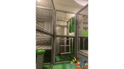 Rubi Platinium Otel için tasarladığımız, gri ve yeşil temalı, bulut desenli tavanı olan çok katmanlı kapalı soft play alanı.