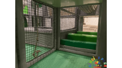 Rubi Platinium Otel için tasarladığımız, gri ve yeşil temalı, bulut desenli tavanı olan çok katmanlı kapalı soft play alanı.