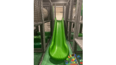 Rubi Platinium Otel için tasarladığımız, gri ve yeşil temalı, bulut desenli tavanı olan çok katmanlı kapalı soft play alanı.