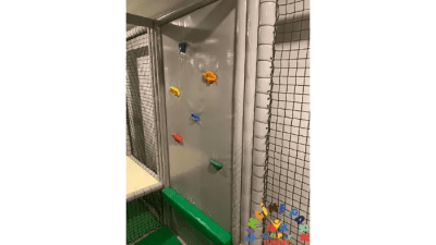 Rubi Platinium Otel için tasarladığımız, gri ve yeşil temalı, bulut desenli tavanı olan çok katmanlı kapalı soft play alanı.