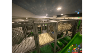Rubi Platinium Otel için tasarladığımız, gri ve yeşil temalı, bulut desenli tavanı olan çok katmanlı kapalı soft play alanı.