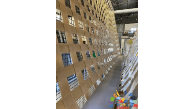 Rubi Platinium Otel için tasarladığımız, gri ve yeşil temalı, bulut desenli tavanı olan çok katmanlı kapalı soft play alanı.