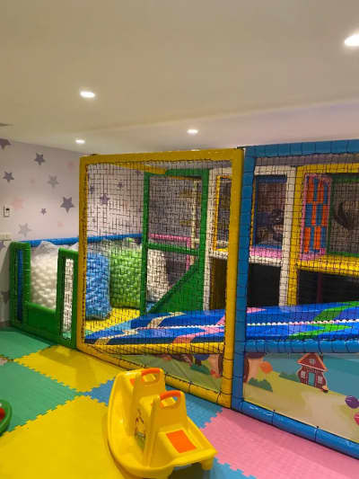 The general appearance of the indoor playground we established for the hotel, which shows the ball pool and multi-storey structure, is completed with colorful floor mats.