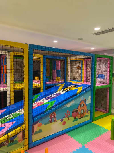 The wide-angle view of the indoor soft play system, which we designed for our hotel project in Antalya, attracts attention with its vibrant colors and various game modules.