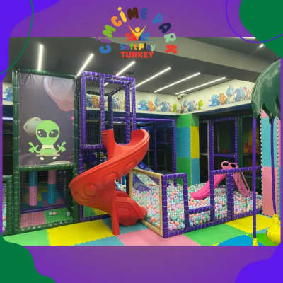 Aire de jeux intérieure avec toboggan en spirale rouge, aire de jeux douce à thème violet, piscine à balles