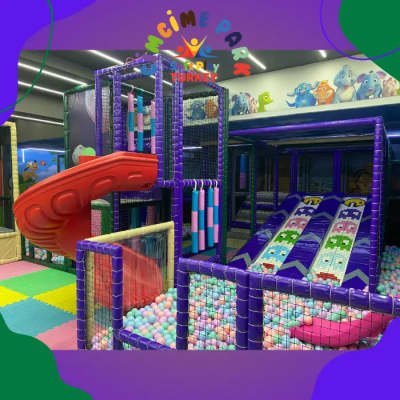 Jeu doux violet, glisse double, piscine à balles et éléments de parcours d'obstacles